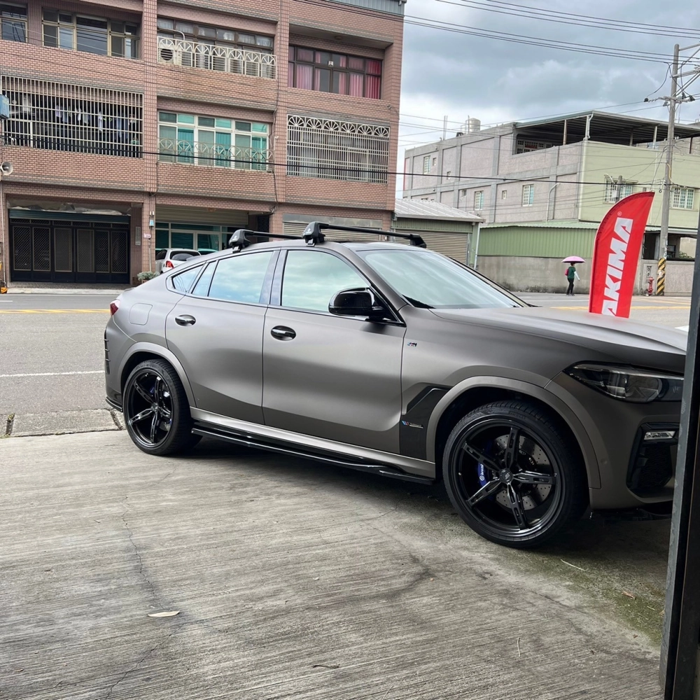 BMW X6 安裝 THULE 包覆式橫桿