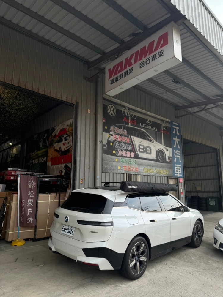 BMW IX 安裝 YAKIMA 突出式橫桿 + OverNOut 270 車邊帳