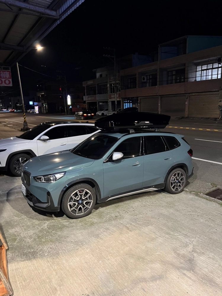 BMW IX1 安裝 YAKKIMA包覆式橫桿 +  Thule Motion XT XL