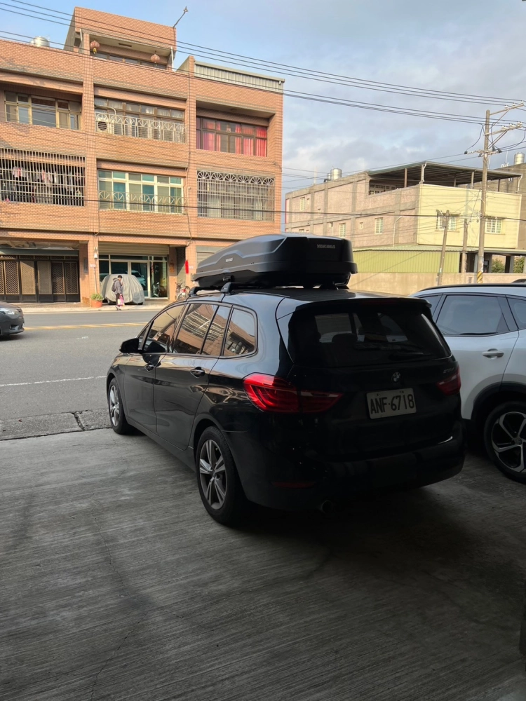 BMW 2系 安裝 YAKIMA包覆式橫桿 + SkyBox NX 16 車頂箱