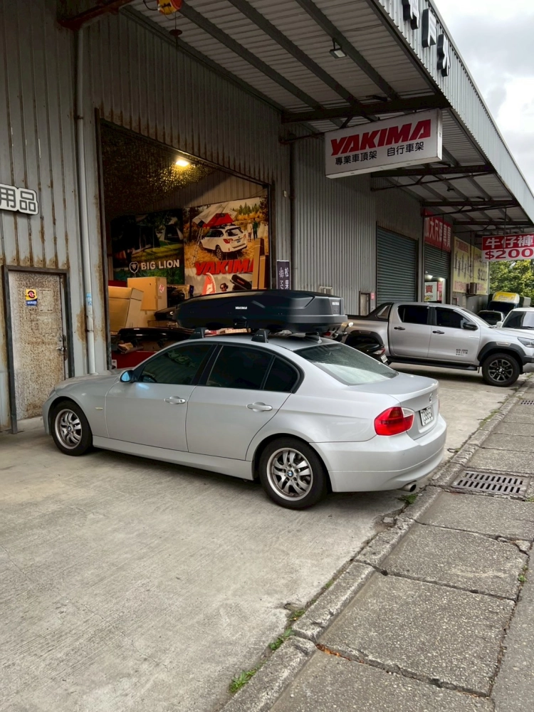 BMW 3系 安裝 YAKIMA包覆式橫桿 +SkyBox NX 16 車頂箱