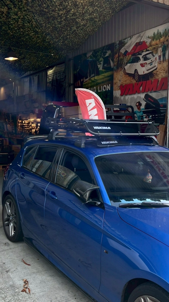 BMW 1系 安裝 YAKIMA 包覆式橫桿 + OffGrid 車頂籃+ YAKIMA 擾流板