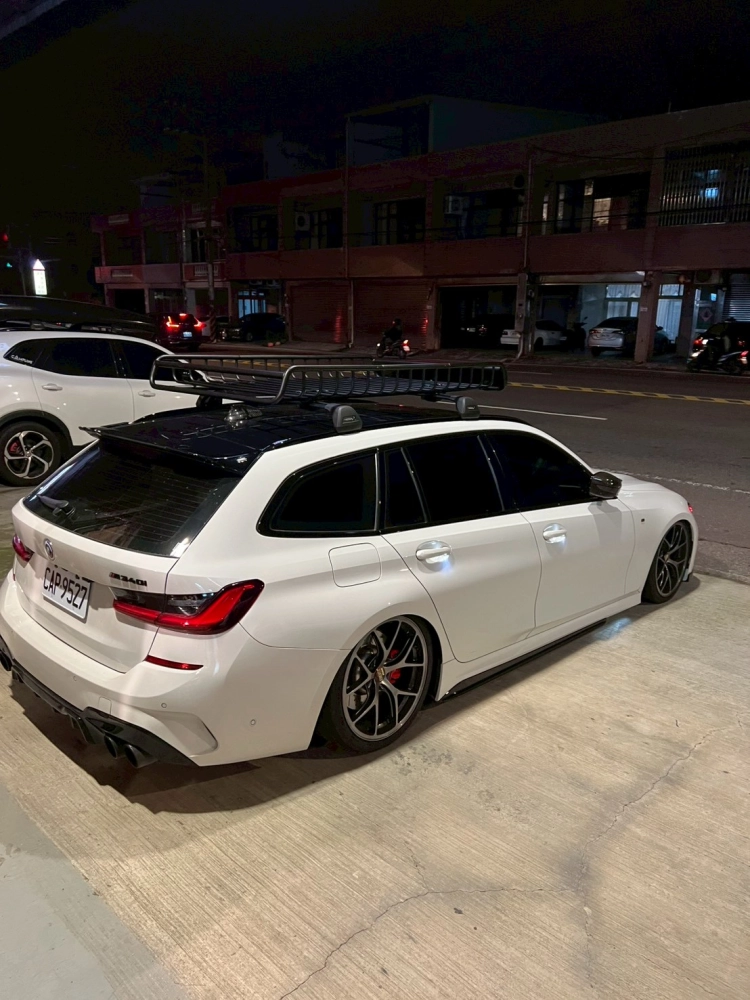 BMW 330 安裝 YAKIMA 包覆式橫桿 + LoadWarrior 裝載戰士車頂籃 + 裝載戰士延伸架