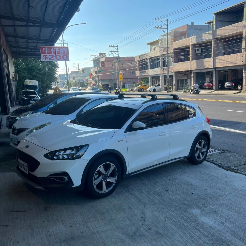 Ford focus active 安裝 Thule 包覆式橫桿