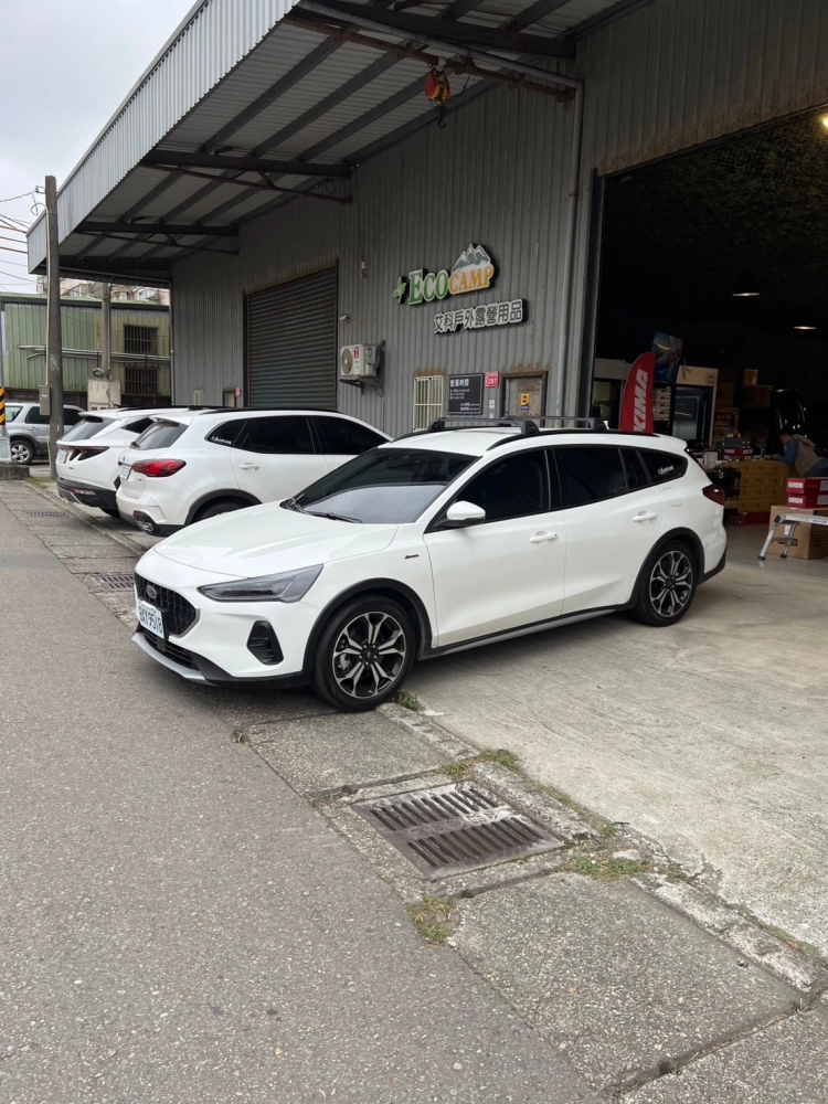 FORD FOCUS ACTIVE 安裝 YAKIMA包覆式橫桿