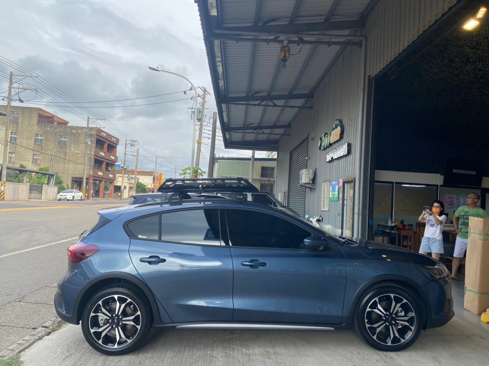 FORD FOCUS 安裝 YAKIMA包覆式橫桿 + YAKIMA OffGrid 車頂籃