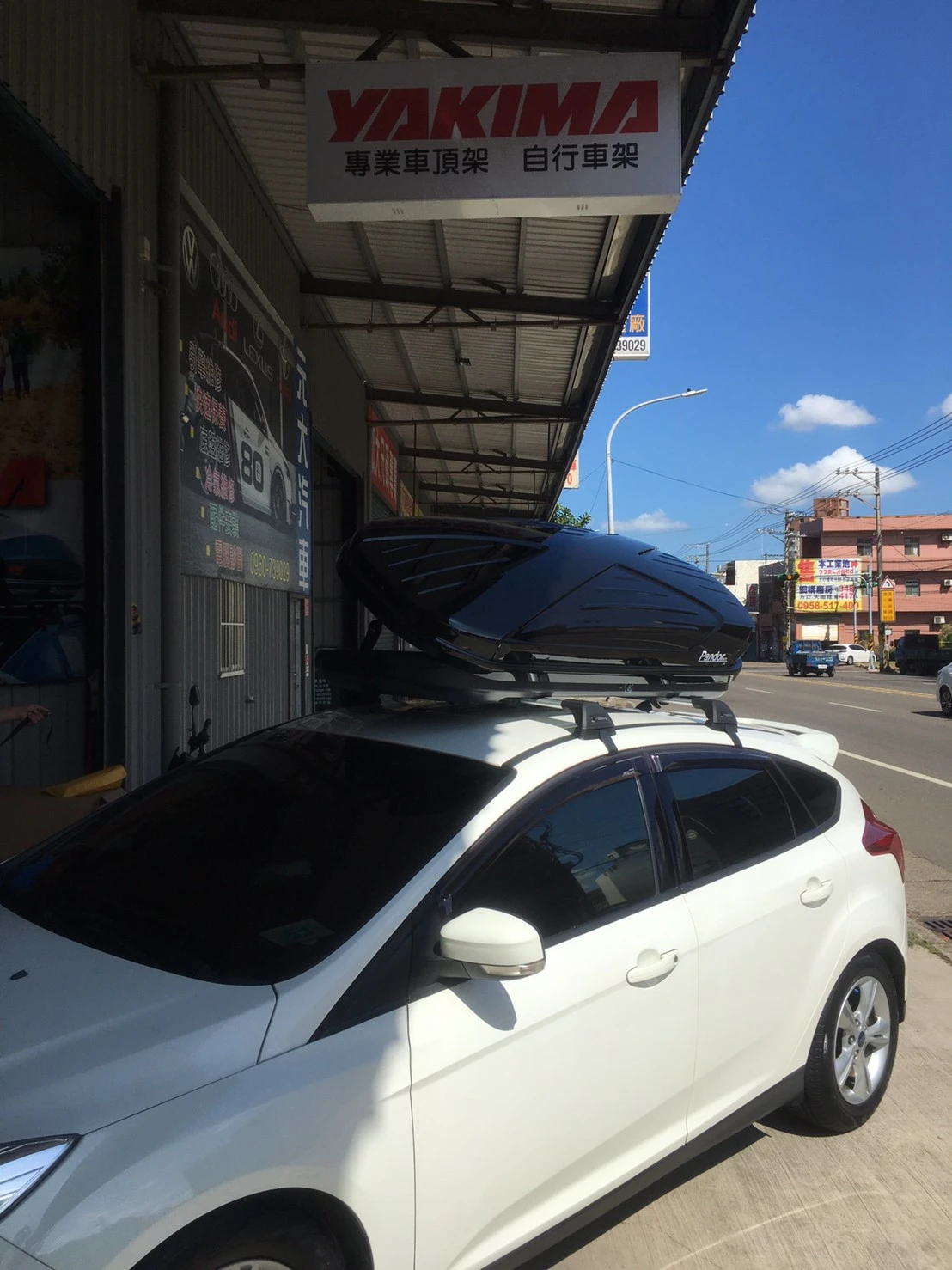 FORD FOCUS 安裝 YAKIMA 包覆式橫桿 + Pandor S2 車頂箱