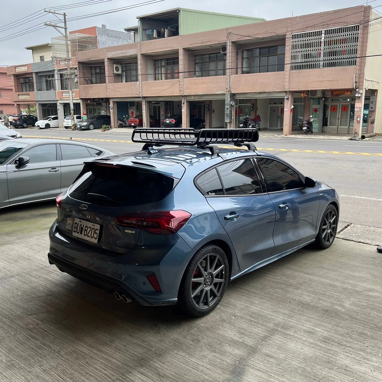 FORD FOCUS 安裝 YAKIMA 包覆式橫桿 + YAKIMA LoadWarrior 裝載戰士車頂籃