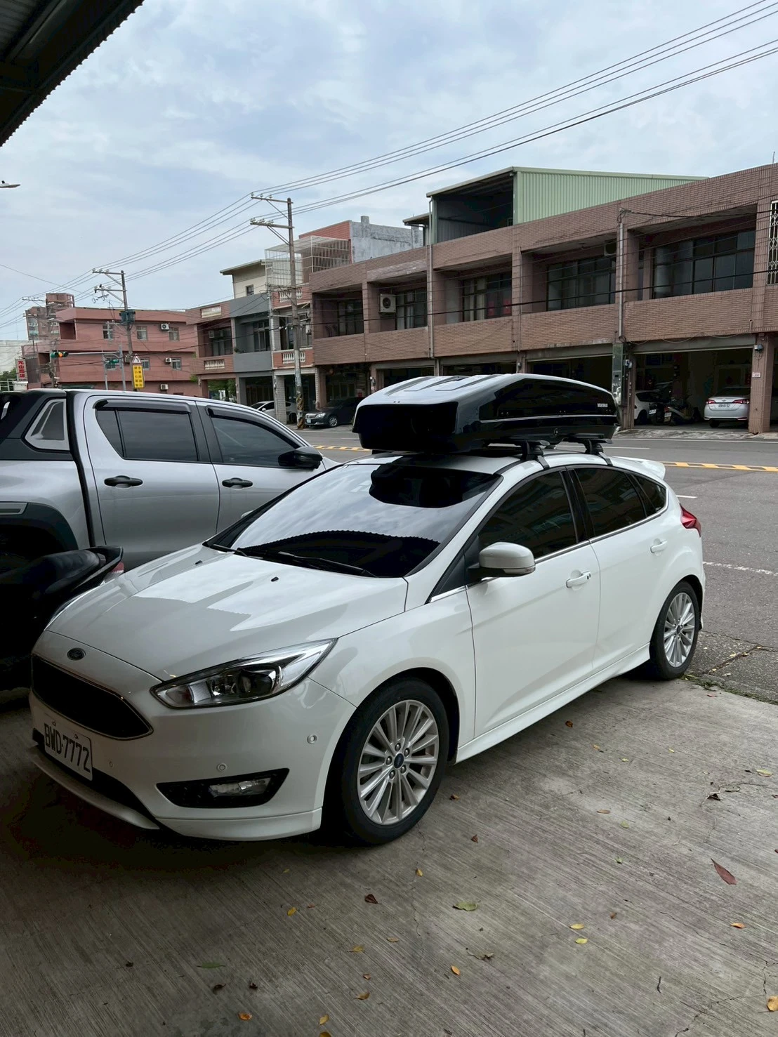Ford Focus 安裝 YAKIMA 突出式橫桿 + YAKIMA EasyTrip 470 車頂箱