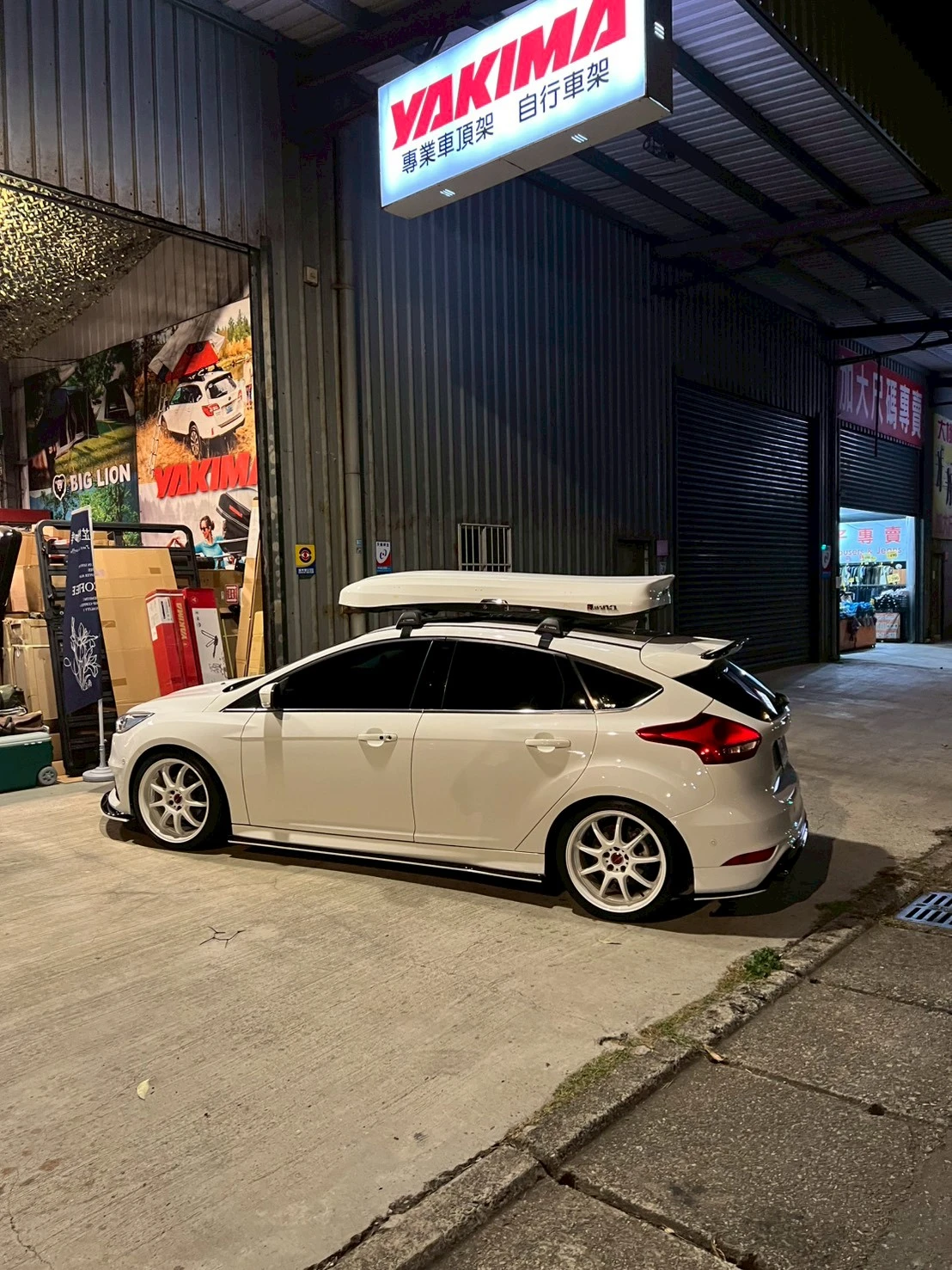 FORD FOCUS 安裝 YAKIMA 包覆式橫桿 + INNO 擾流低風阻車頂行李箱 660