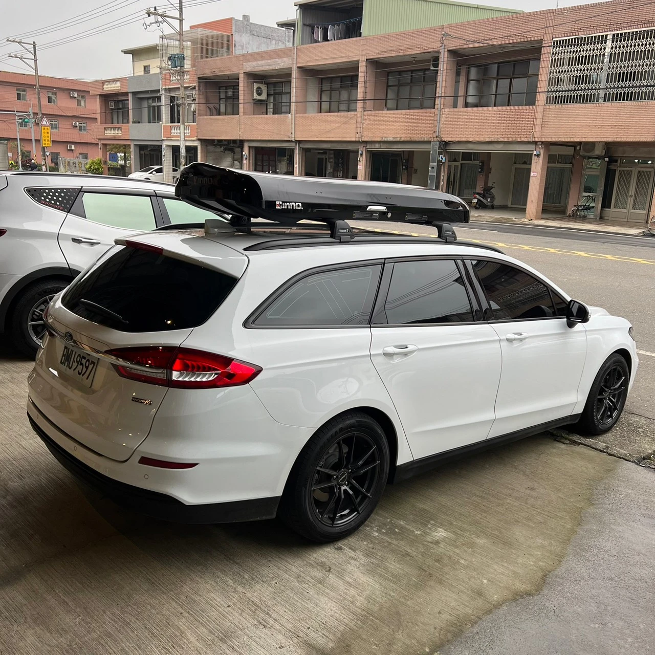FORD FOCUS WAGON 安裝 YAKIMA 包覆式橫桿+ INNO 擾流低風阻車頂行李箱 660