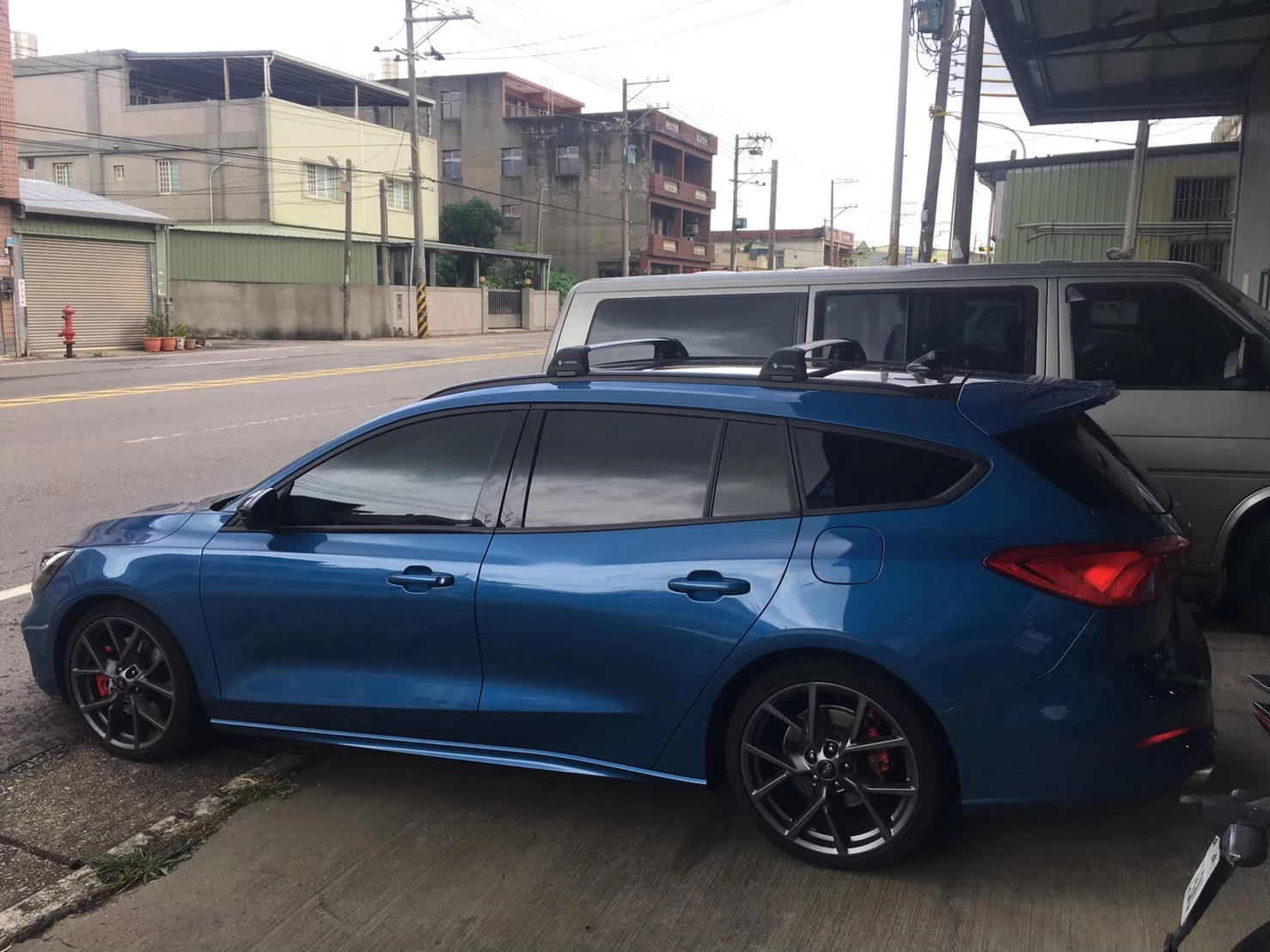 FORD FOCUS 安裝 YAKIMA 包覆式橫桿