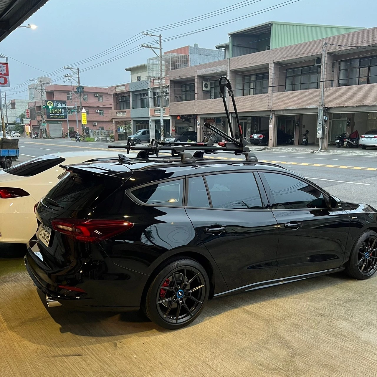 Ford focus wagon 安裝 YAKIMA 包覆式橫桿 + FrontLoader 前端貨架型自行車固定架