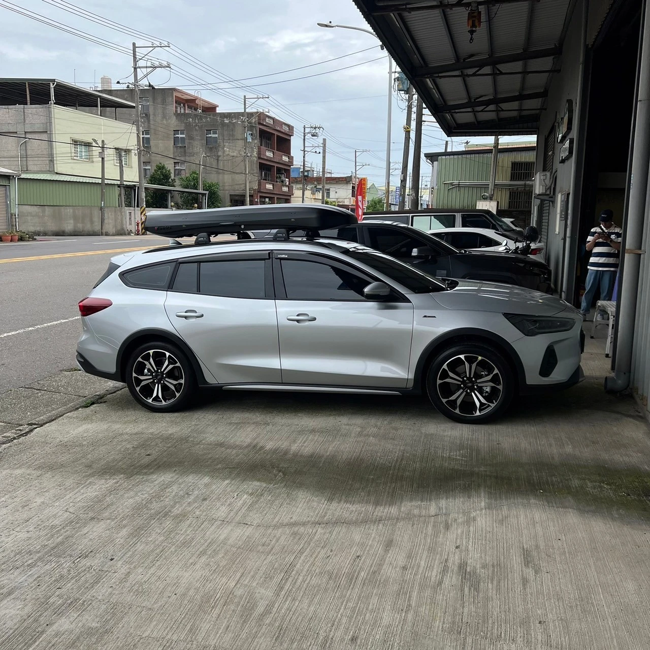 Ford focus wagon 安裝 YAKIMA 包覆式橫桿 + INNO 擾流低風阻車頂行李箱 660