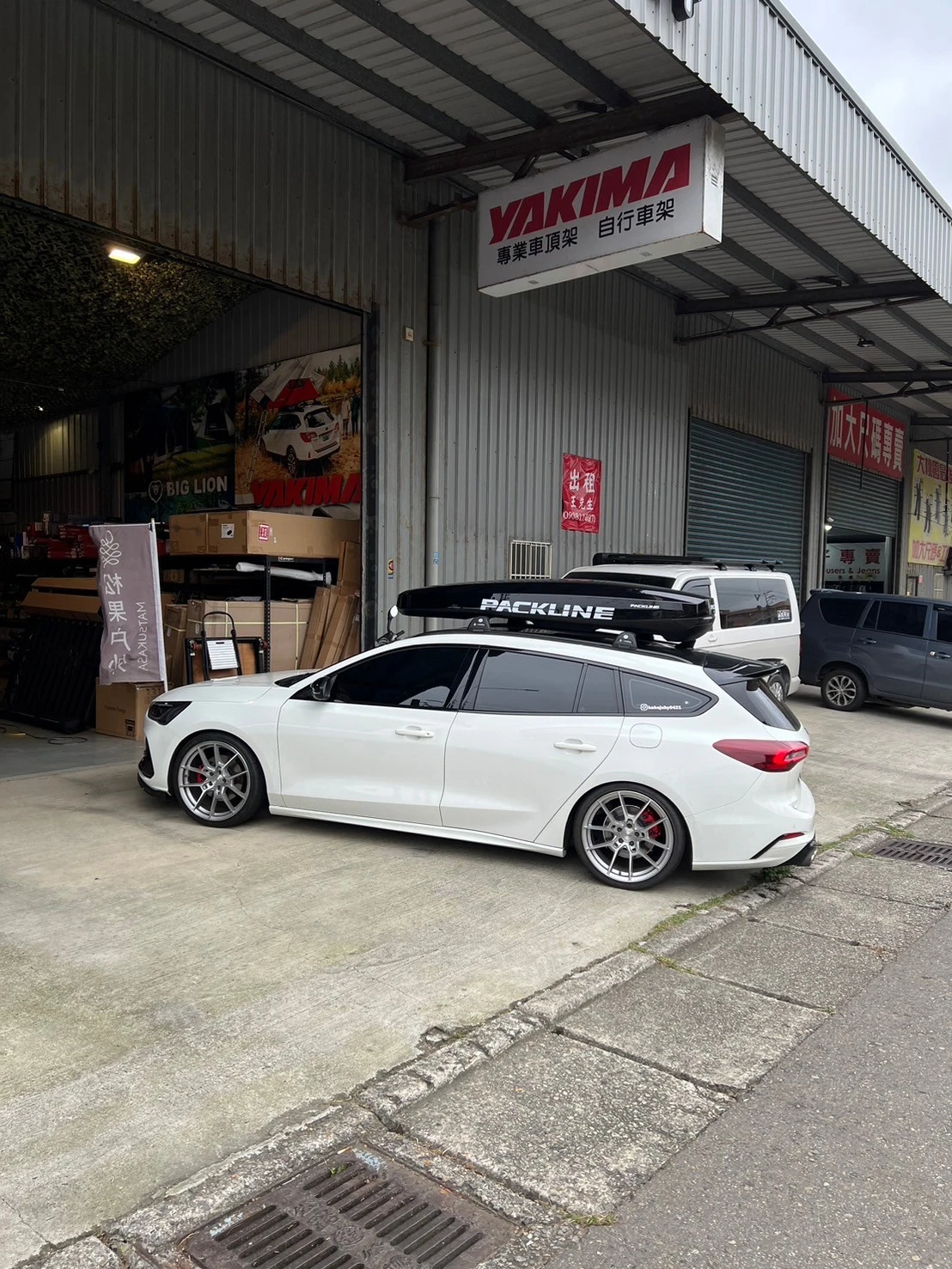 FORD Focus wagon  安裝 YAKIMA 包覆式橫桿 +  PACKLINE NX-215車頂箱