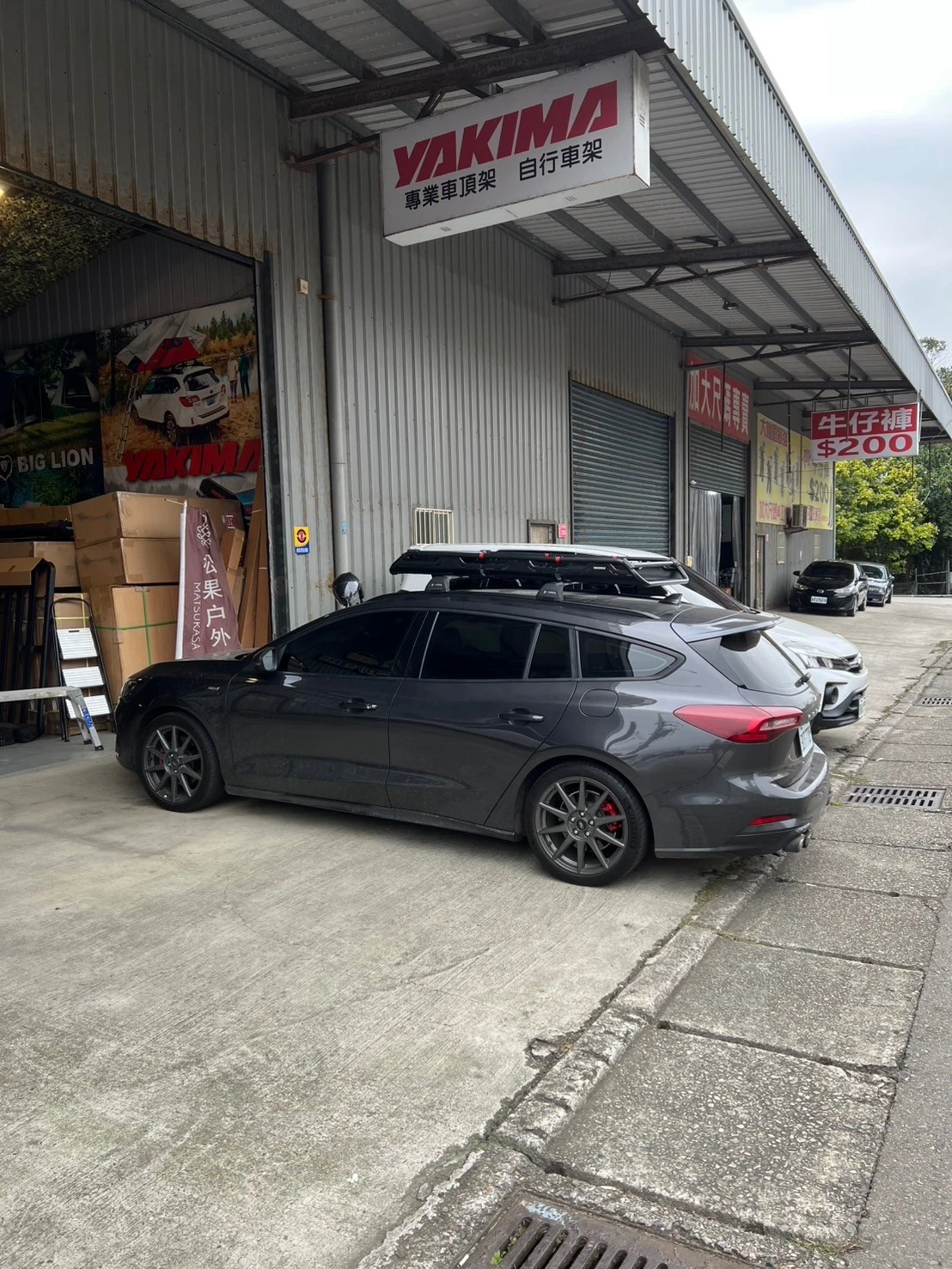 FORD FOCUS WAGON 安裝 YAKIMA 包覆式橫桿 + OffGrid 車頂籃 + OffGrid Extension 車頂籃延伸架
