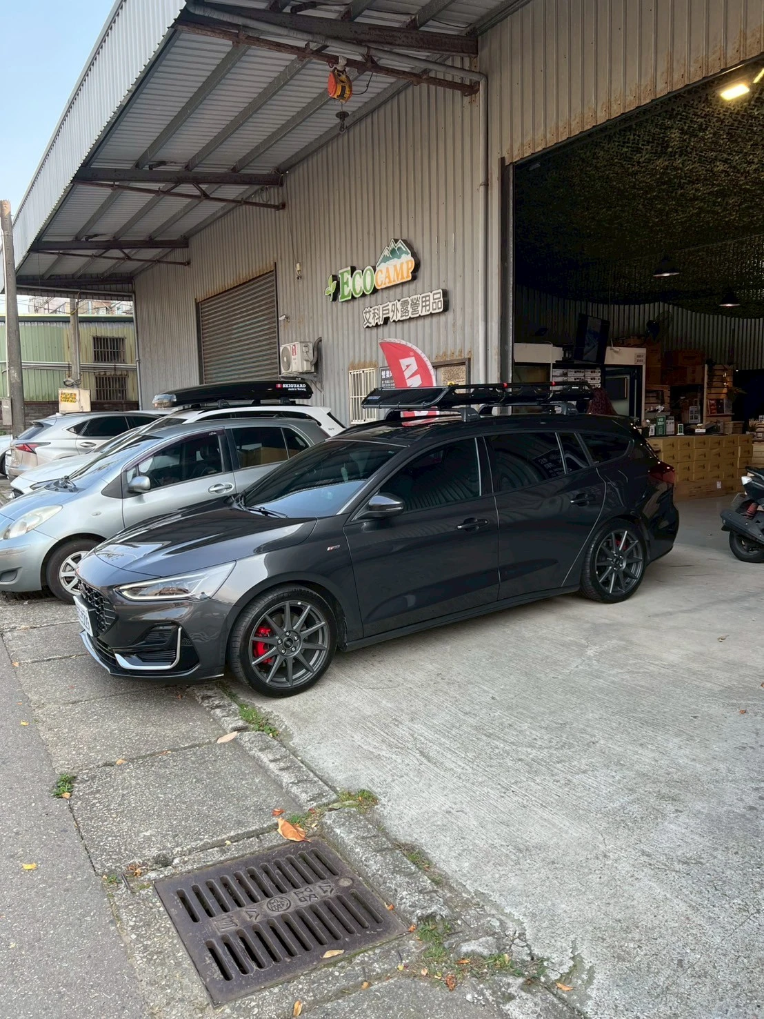 FORD FOCUS WAGON 安裝 YAKIMA 包覆式橫桿 + OffGrid 車頂籃 + OffGrid Extension 車頂籃延伸架
