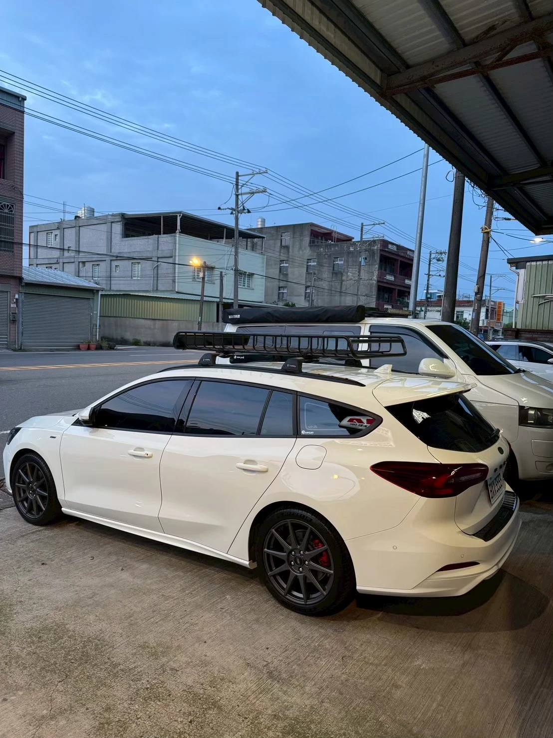 FORD FOCUS WAGON 安裝 YAKIMA 包覆式橫桿 + OffGrid 車頂籃 + OffGrid Extension 車頂籃延伸架