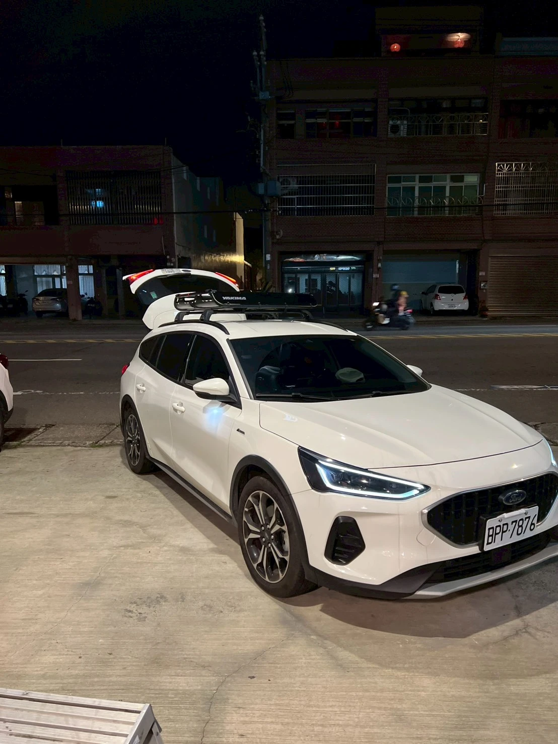 FORD FOCUS WAGON 安裝 YAKIMA 包覆式橫桿 + OffGrid 車頂籃