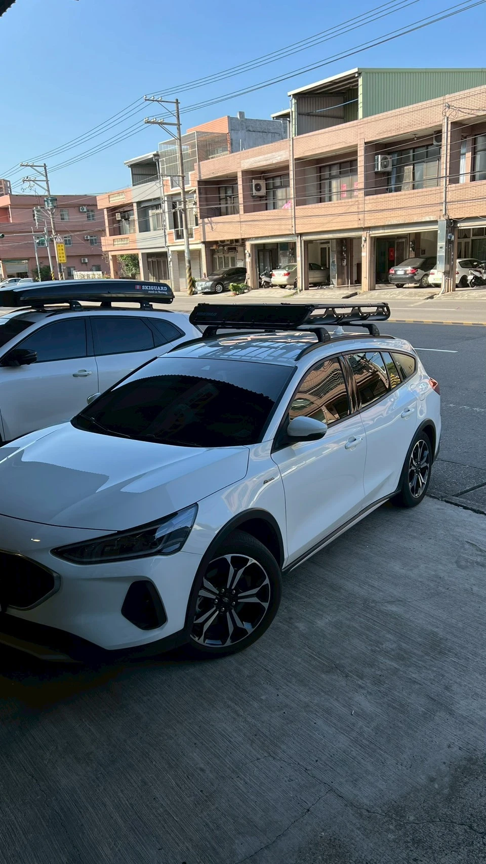 FORD FOCUS WAGON 安裝 YAKIMA 包覆式橫桿 + OffGrid 車頂籃 + OffGrid Extension 車頂籃延伸架