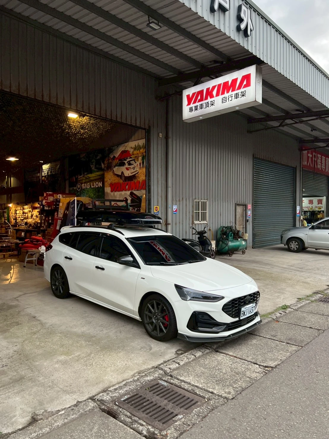 FORD FOCUS WAGON 安裝 YAKIMA 包覆式橫桿 + INNO 擾流低風阻車頂行李箱 660