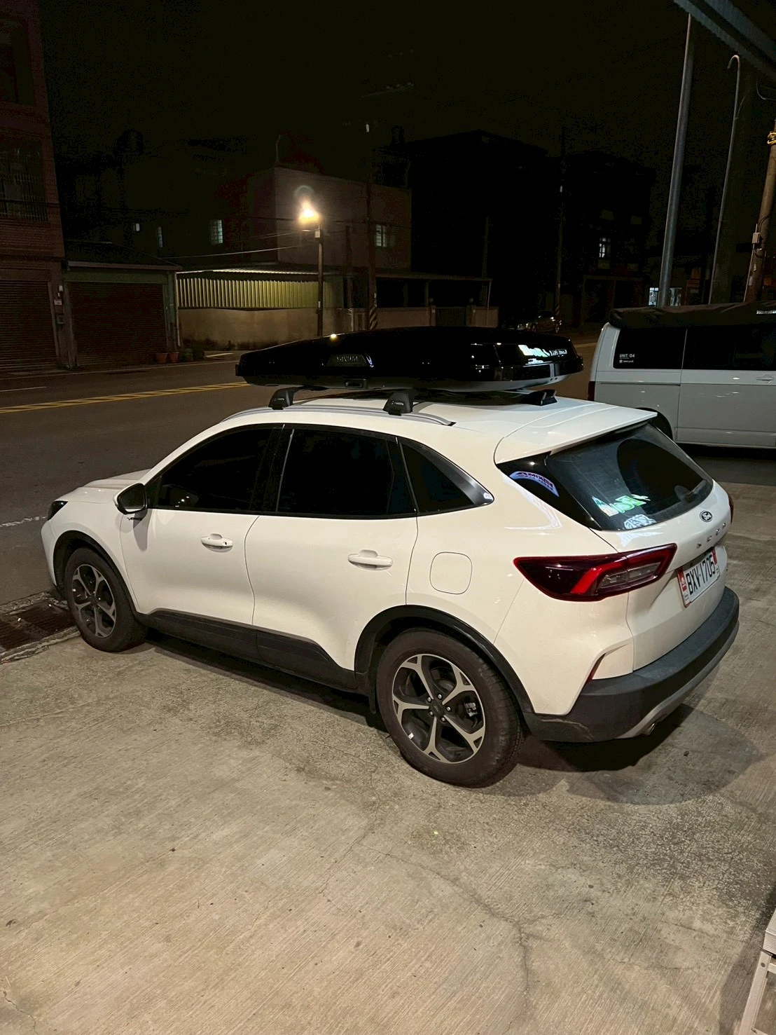 FORD KUGA 安裝 YAKIMA 包覆式橫桿 + HELLA FLUSH 低風阻車頂箱 M號