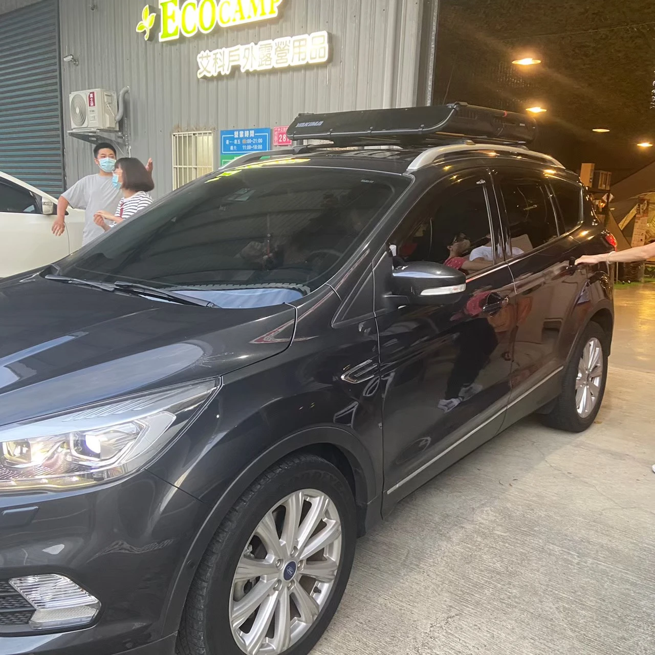 FORD KUGA  安裝 YAKIMA 夾直式橫桿 + OffGrid 車頂籃