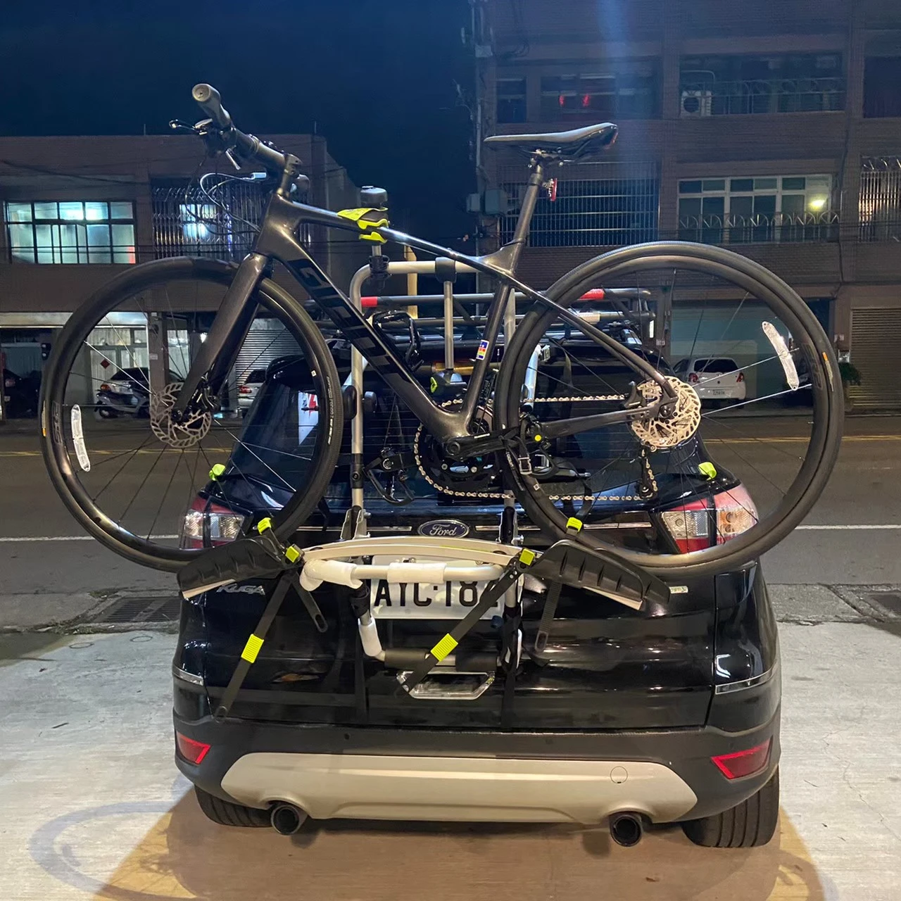 FORD KUGA 安裝 BUZZRACK自行車架