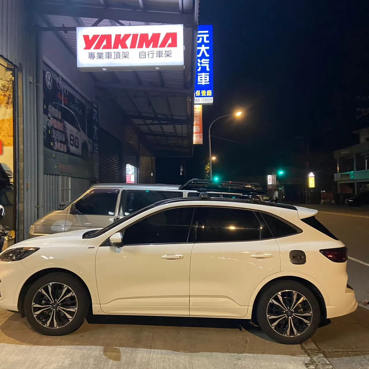 FORD KUGA 安裝 YAKIMA 包覆式橫桿 + YAKIMA OffGrid 車頂籃
