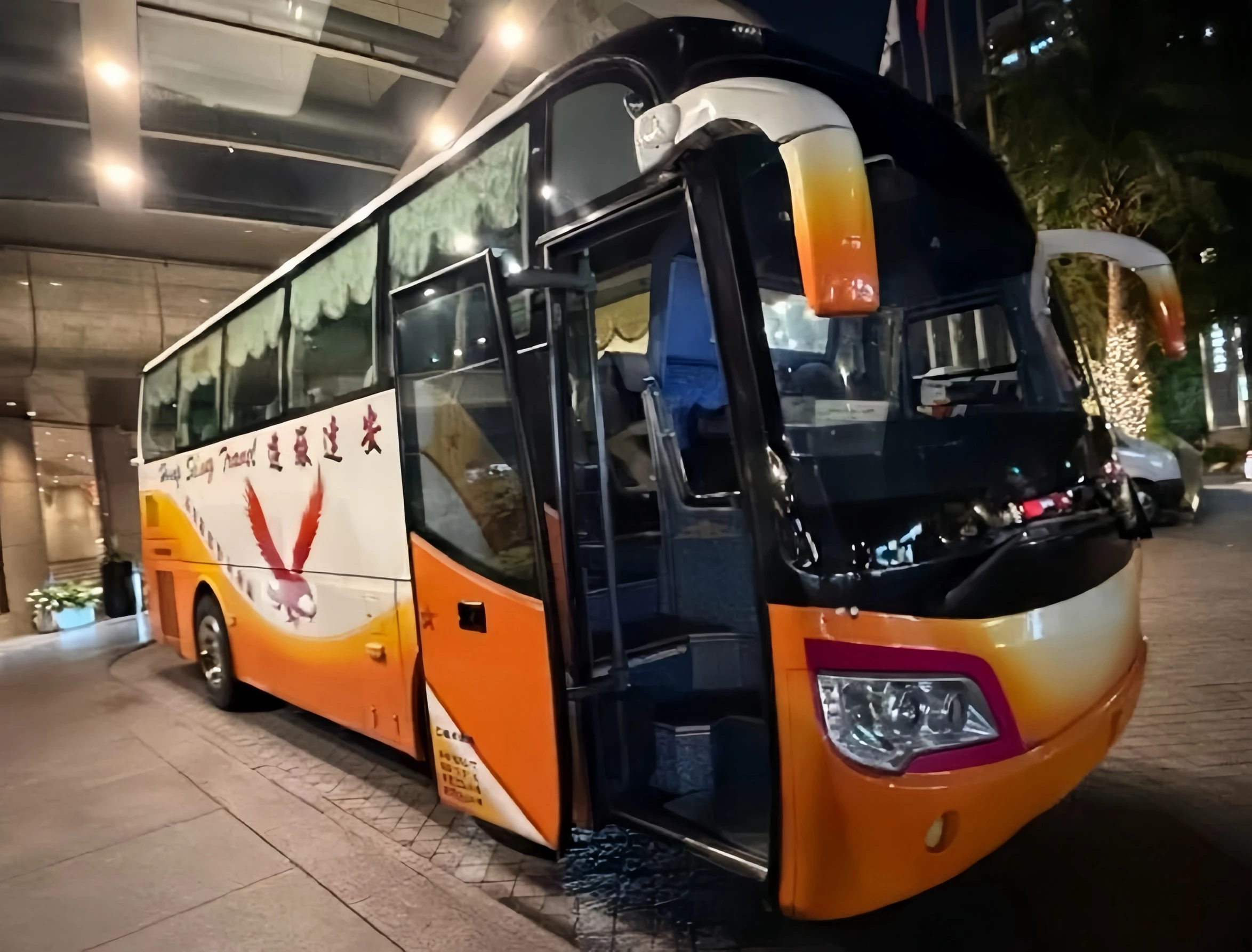 22人座中型遊覽車