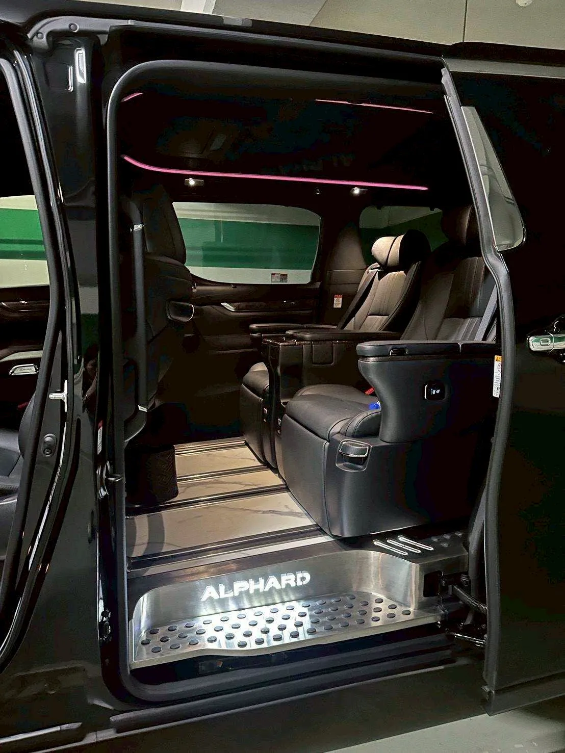 Toyota Alphard(七人座)