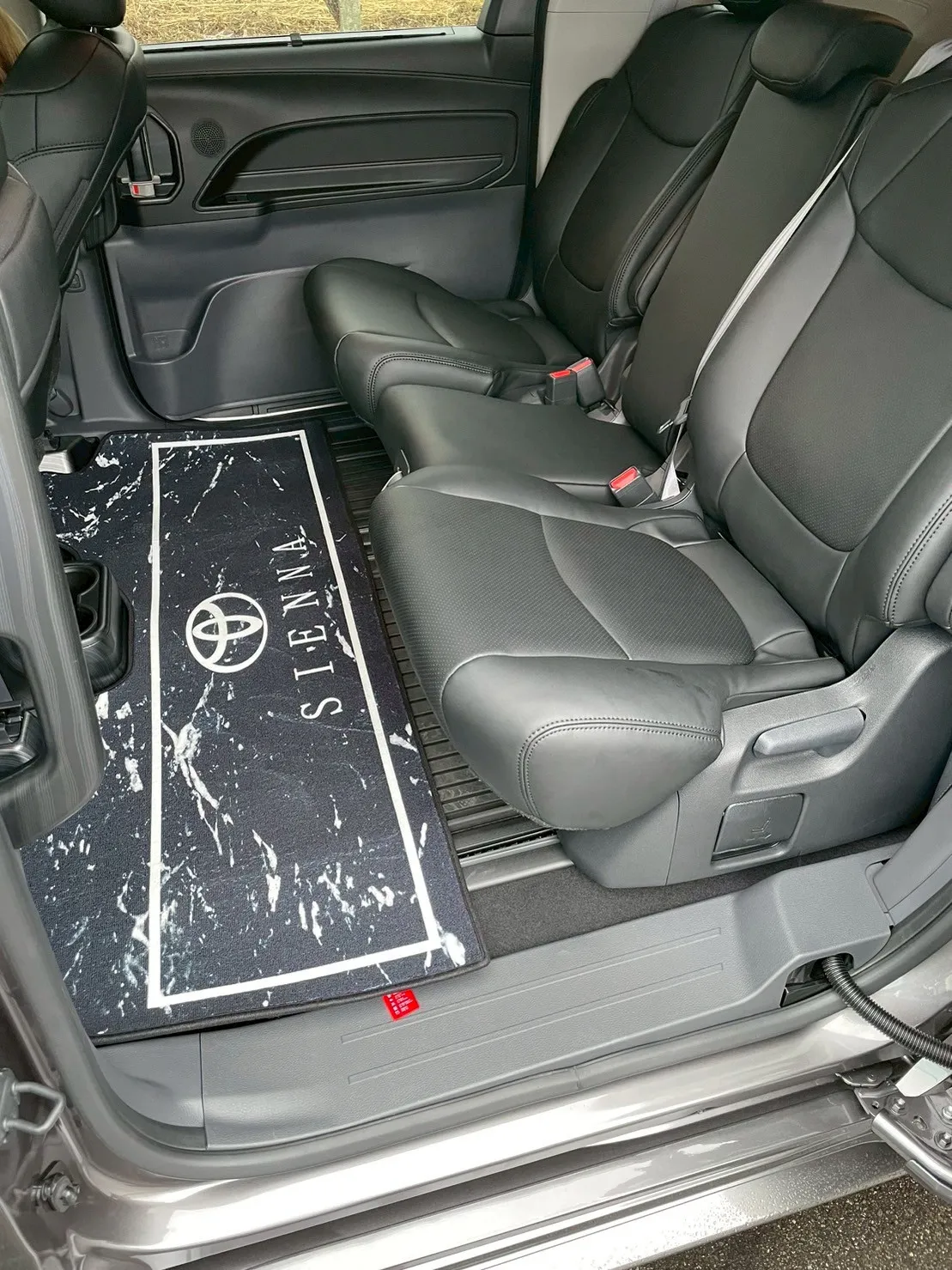 Toyota Sienna(七人座)