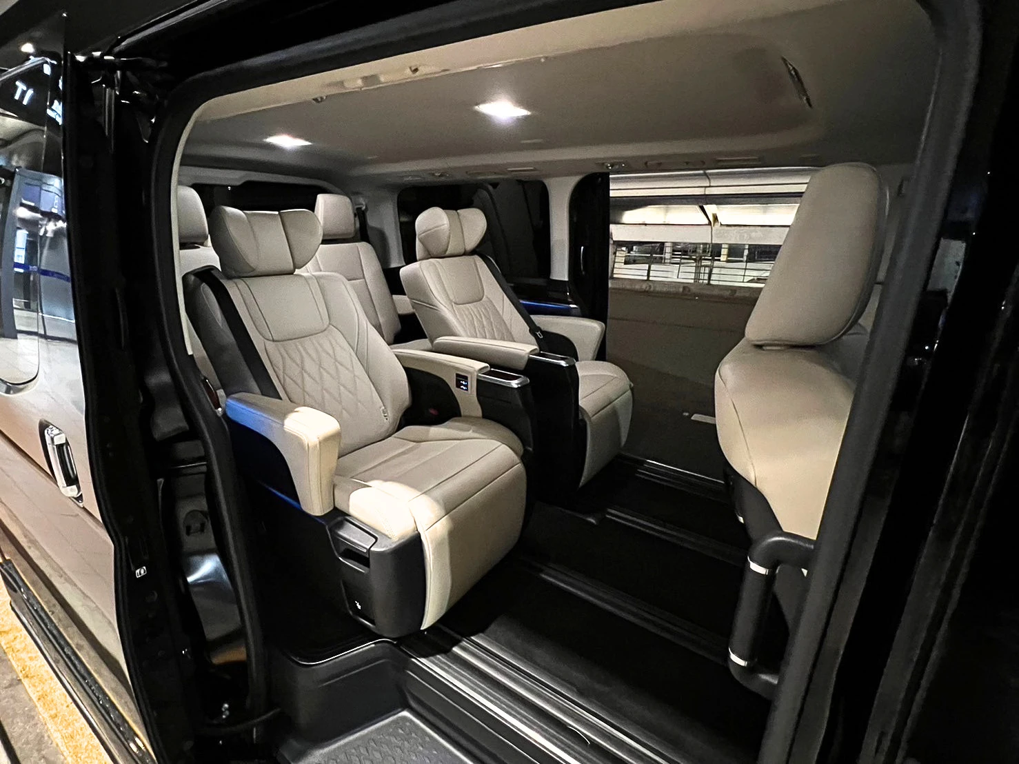 豐田Toyota Granvia（七人版）