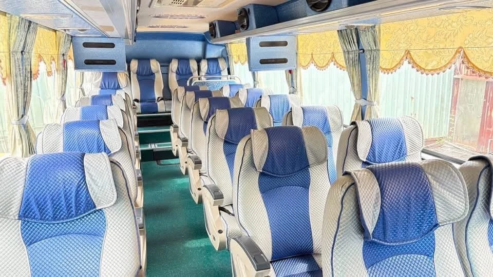 22人座中型遊覽車
