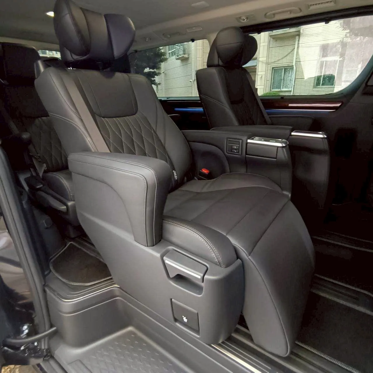 Toyota Granvia(七人座)