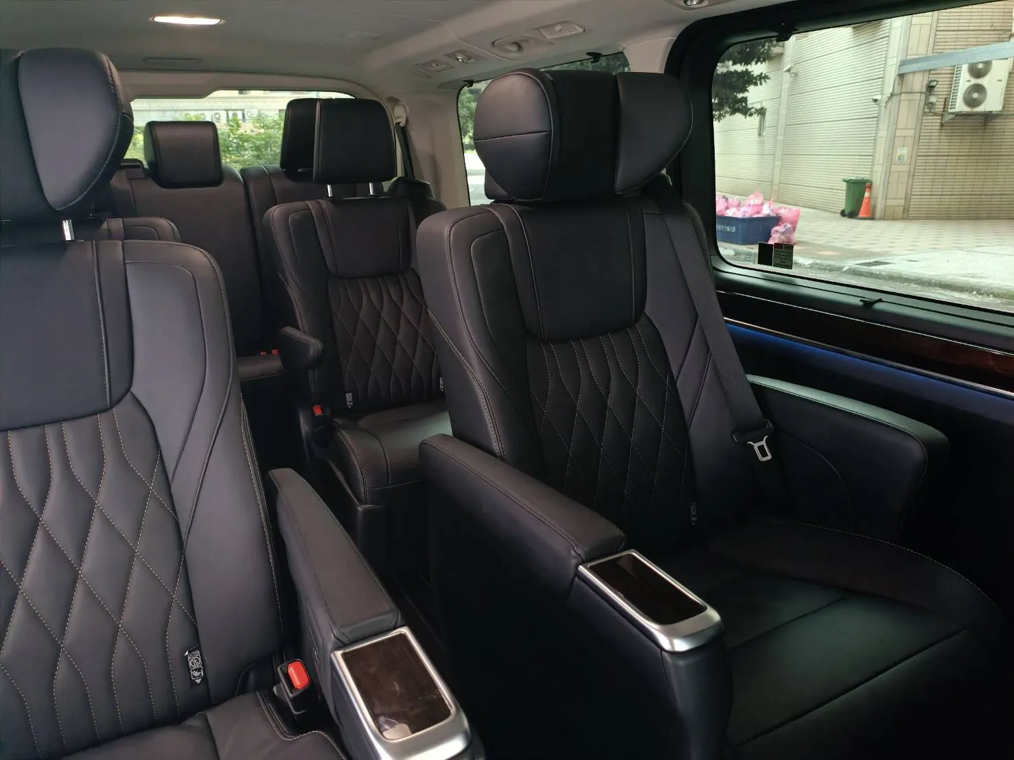 Toyota Granvia（九人版）