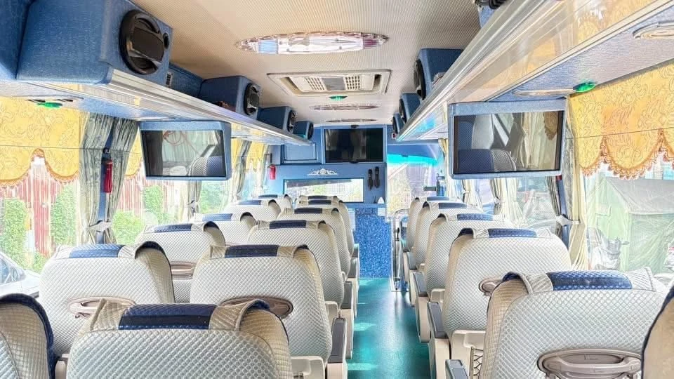 22人座中型遊覽車