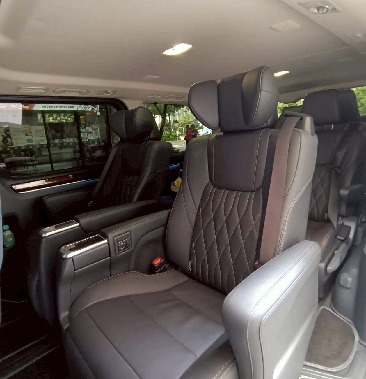 Toyota Granvia(七人座)