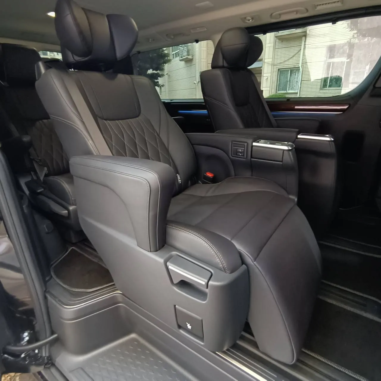 Toyota Granvia（九人版）