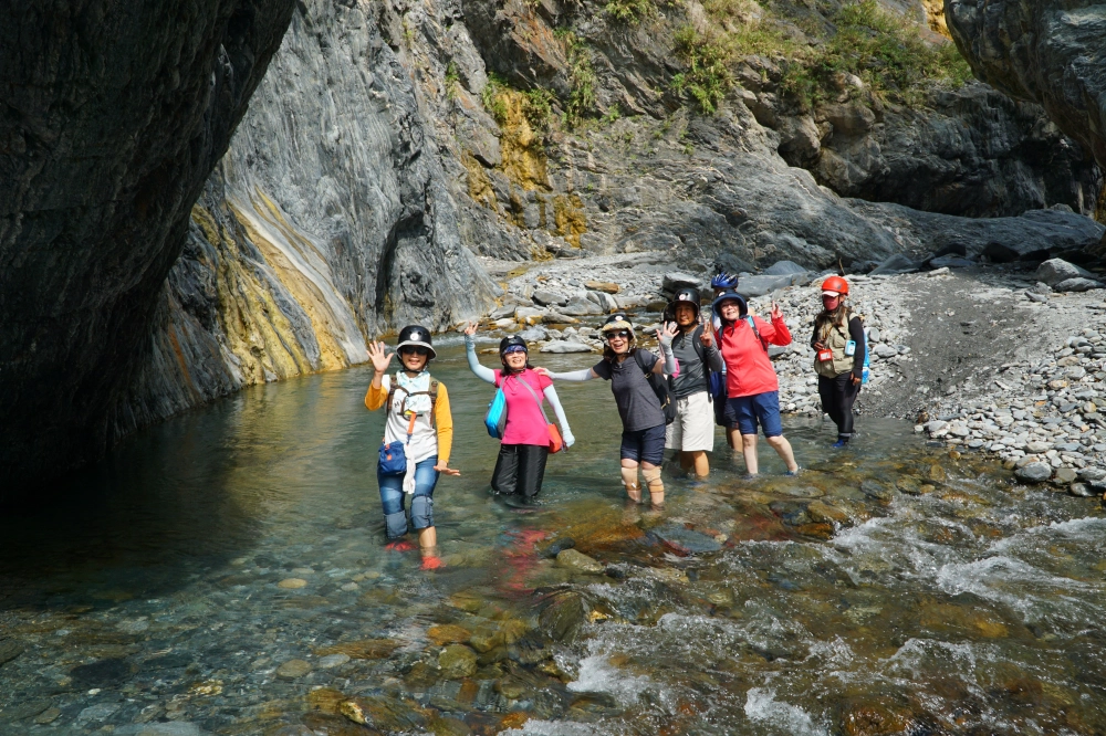 哈尤溪七彩岩壁三日遊