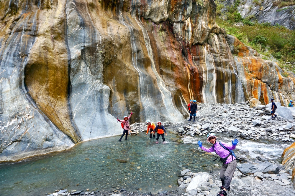 哈尤溪七彩岩壁三日遊