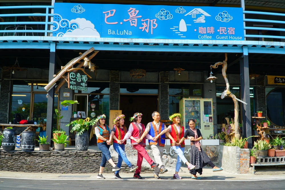 哈尤溪七彩岩壁三日遊