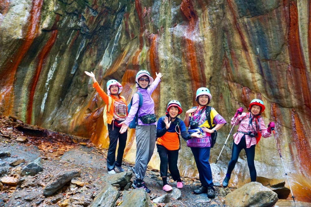 哈尤溪七彩岩壁三日遊