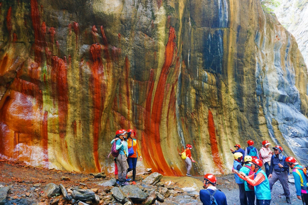哈尤溪七彩岩壁三日遊