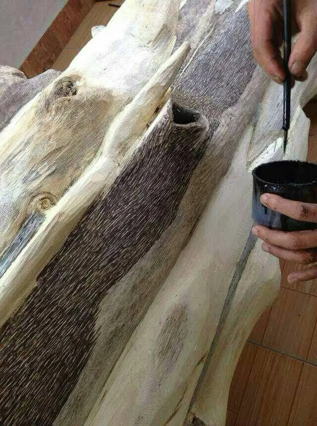 The oil in fake agarwood is painted on!!!???