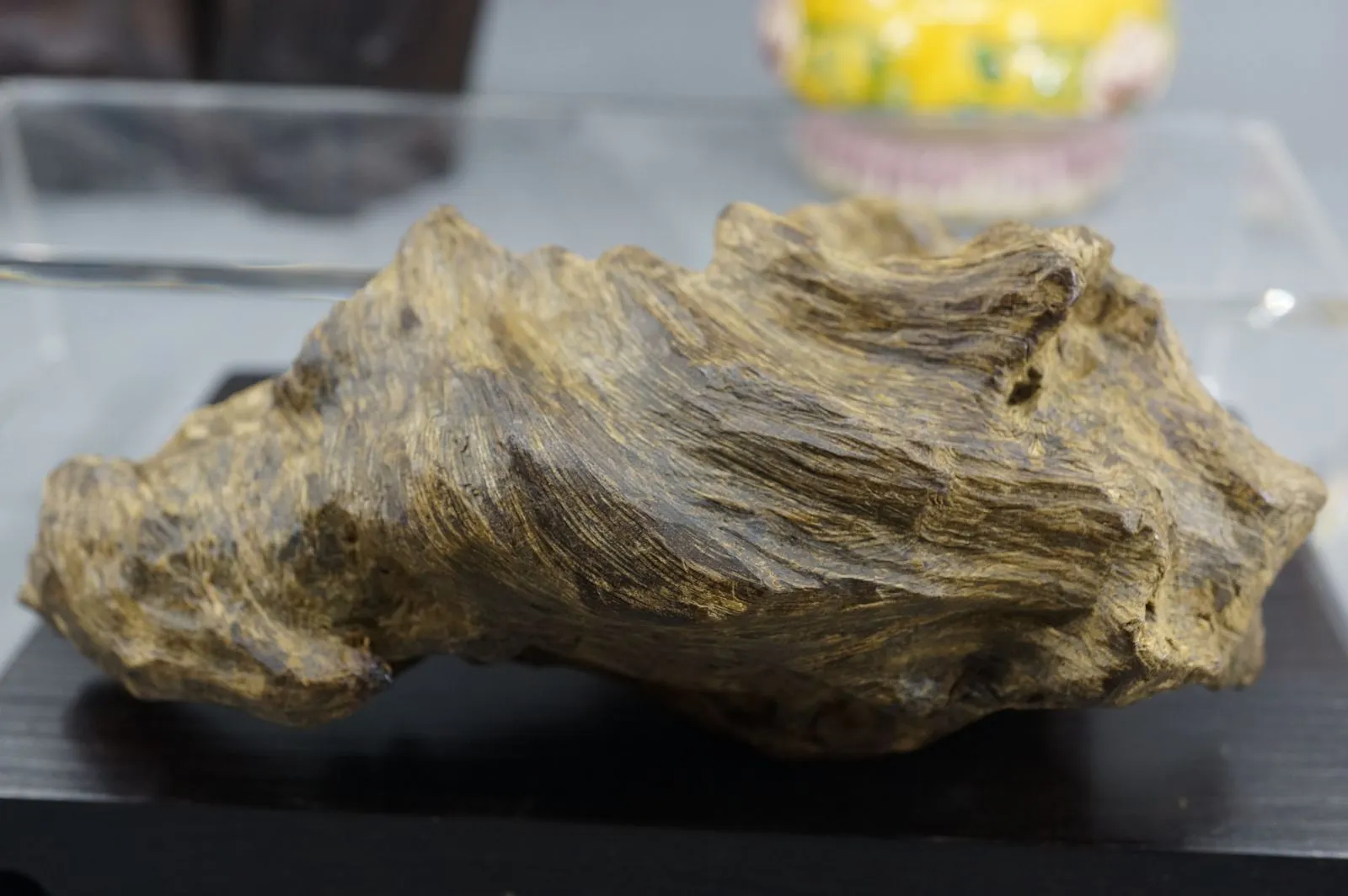 The process of making beads from wild agarwood is so difficult, like extracting the essence from diamonds.