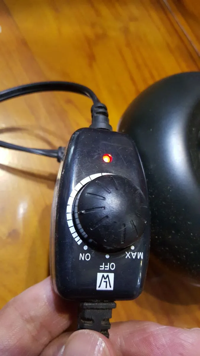 How do you distinguish the top, middle, and base notes in an electronic air freshener?