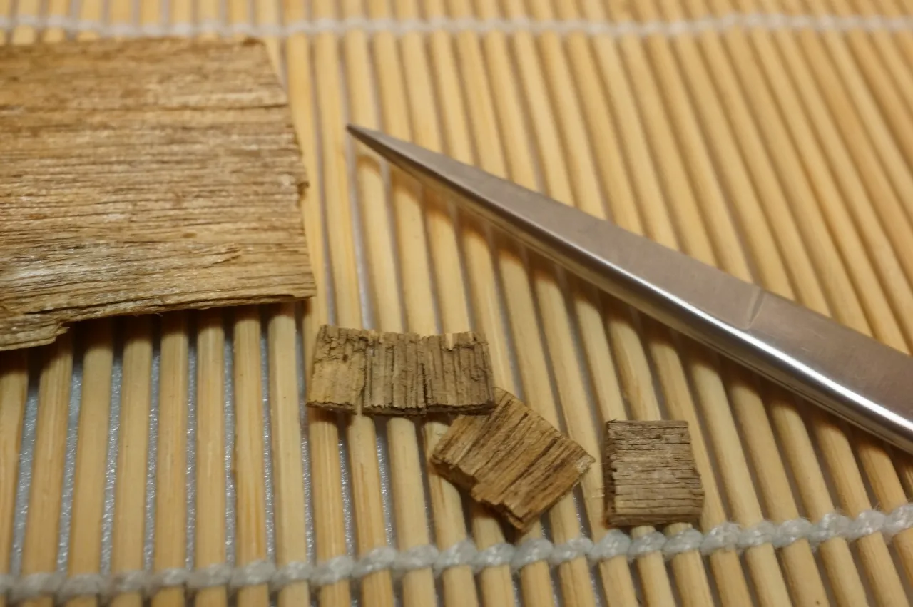 What should I pay attention to when appreciating agarwood and sandalwood?