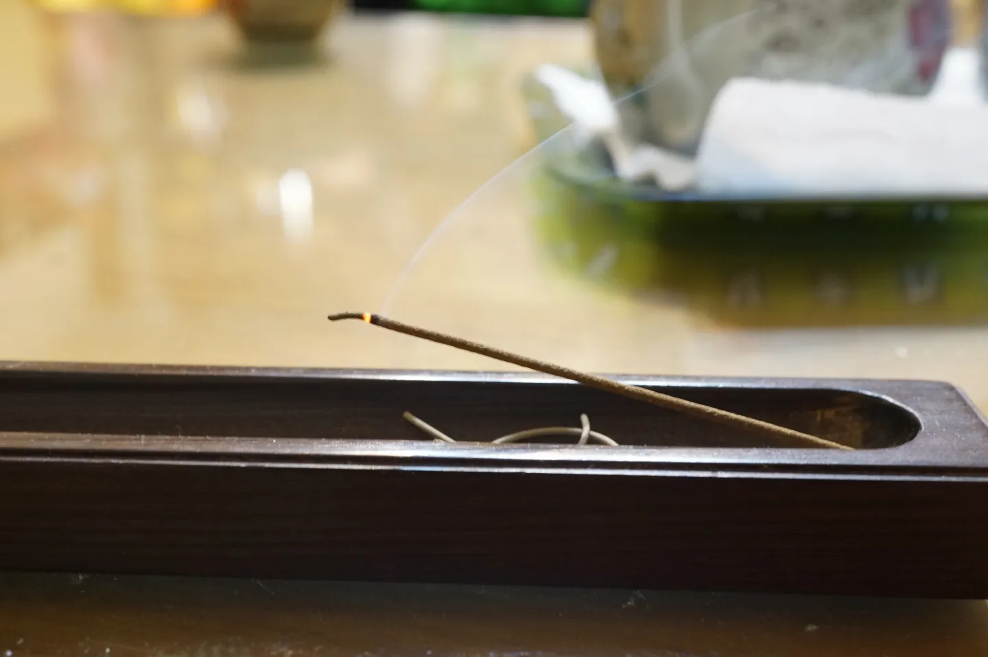 Why did the incense burner light so easily before, but now it won't light or keeps going out?