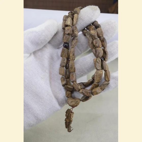 23.04 grams of fast-sinking long chain from Kalimantan, Indonesia.